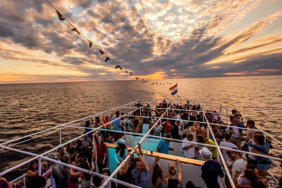 PARTY BOAT WITH OPEN BAR CATAMARAN CRUISE PUNTA CANA - Obrázek 2