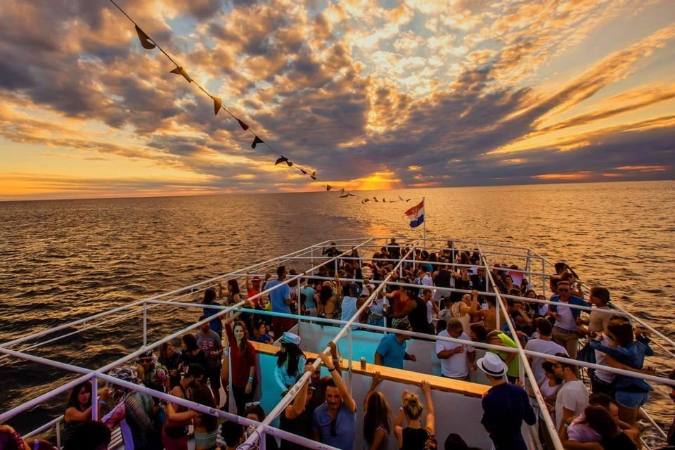 PARTY BOAT WITH OPEN BAR CATAMARAN CRUISE PUNTA CANA - Obrázek 8